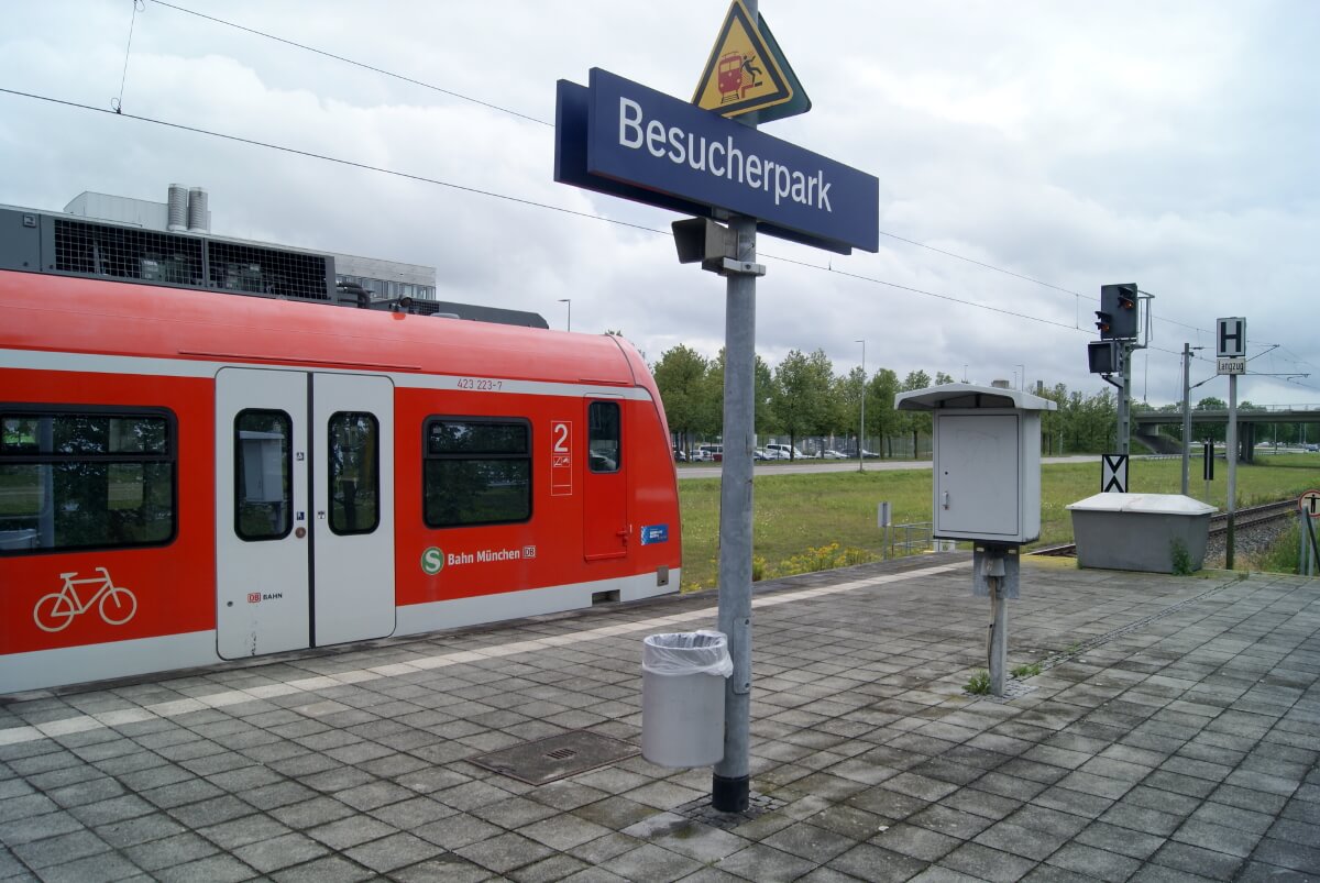 Die Haltestelle Besucherpark, an der gerade eine S-Bahn hält.